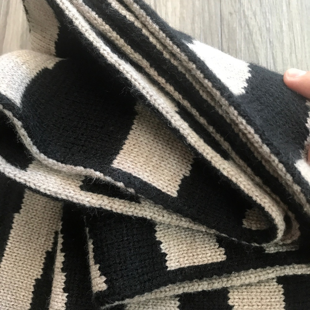 Calvin Klein Infinity Scarf 🧣 - Picture 7 of 8